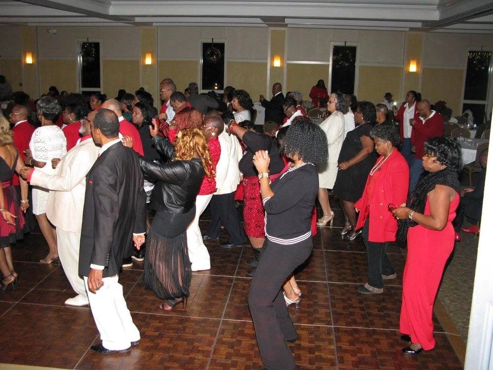 Alumni celebrating at a banquet dance event